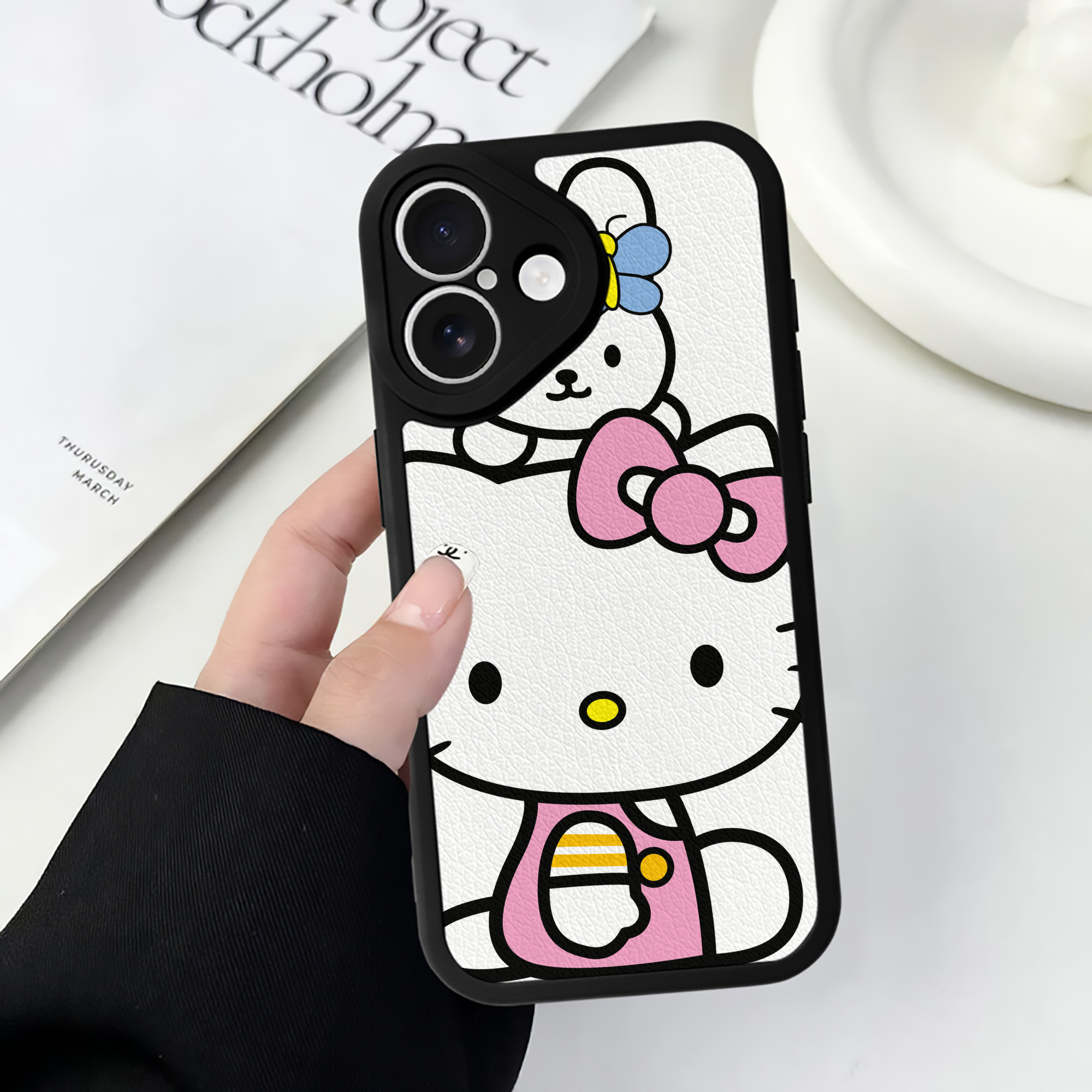 （画像用） Hello Kitty ハローキティ 【iPhone 16シリーズ対応】シリコンスマホケース（レザー調） 材質：シリコン